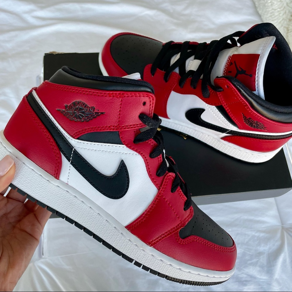 Jordan 1 Mid Chicago Black Toe